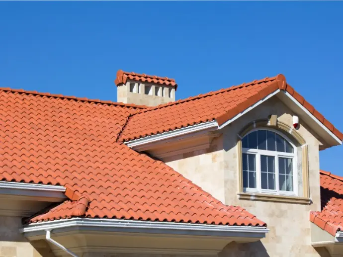 Ziegeldach eines Einfamilienhauses mit professioneller Dacheindeckung durch Dachdecker in St. Pölten