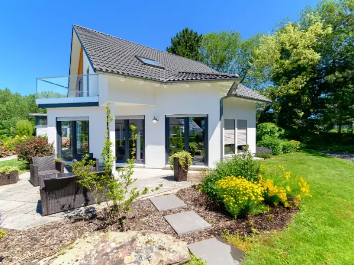 Modernes Einfamilienhaus mit gepflegtem Garten und Dachdeckung vom Dachdecker in St. Pölten