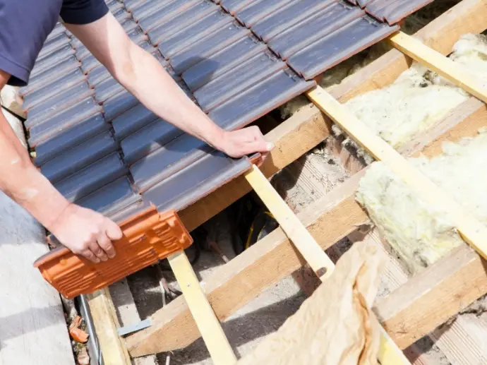 Dachdecker bei der Ziegelverlegung – Neueindeckung und Dämmung eines Steildachs in St. Pölten