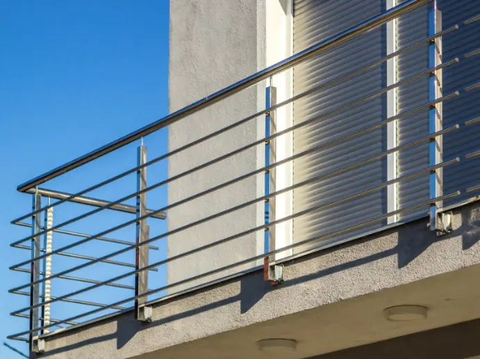 Modernes Edelstahlgeländer auf einem Balkon in St. Pölten – horizontale Streben, klare Linienführung und hochwertige Verarbeitung für maximale Sicherheit und Design.