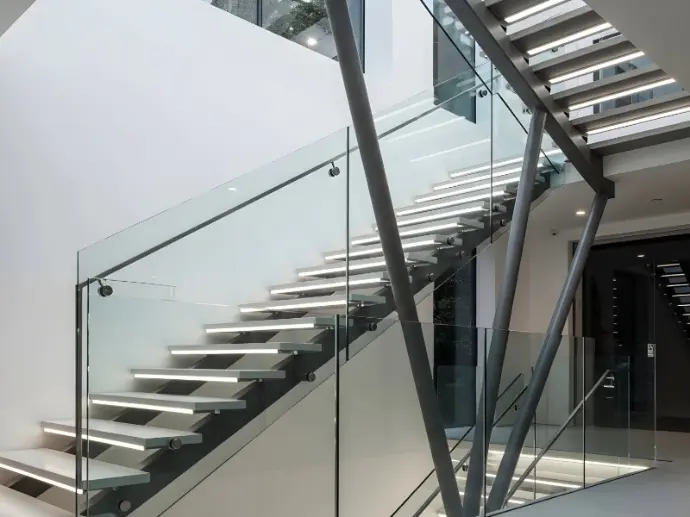 Elegantes Glasgeländer mit Edelstahlbefestigung in einem modernen Treppenhaus – stilvolle Absturzsicherung mit zeitgemäßem Design in St. Pölten.