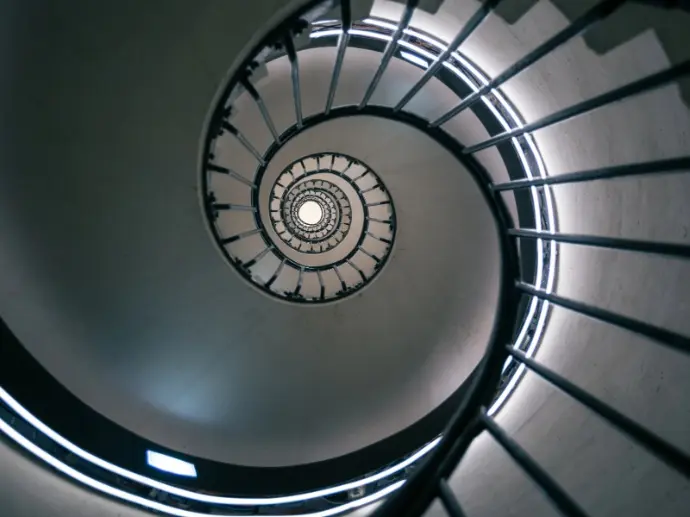 Spiralförmige Wendeltreppe mit Metallgeländer – architektonisches Highlight mit modernem Treppengeländer in Innenraum