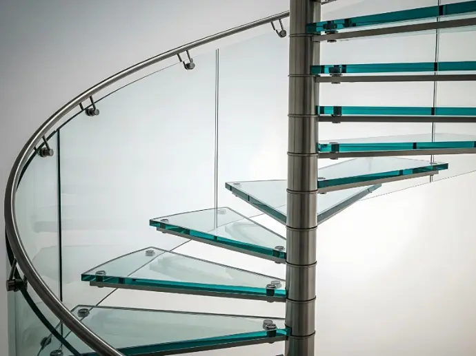 Moderne Glas-Wendeltreppe mit Edelstahlhandlauf – stilvolles Raumdesign mit transparentem Geländer für Innenbereiche.